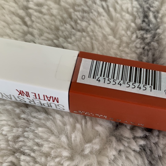 Maybelline NY Super Stay Matte Liquid Lipstick: Shade 135 Groundbreaker - Picture 3 of 6